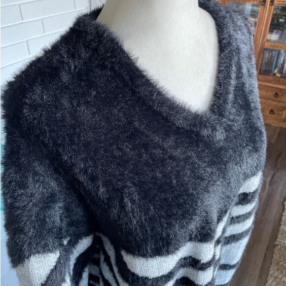 Vince Camuto Black and Gray V-Neck Sweater (Fits like a L) - Picture 7 of 13